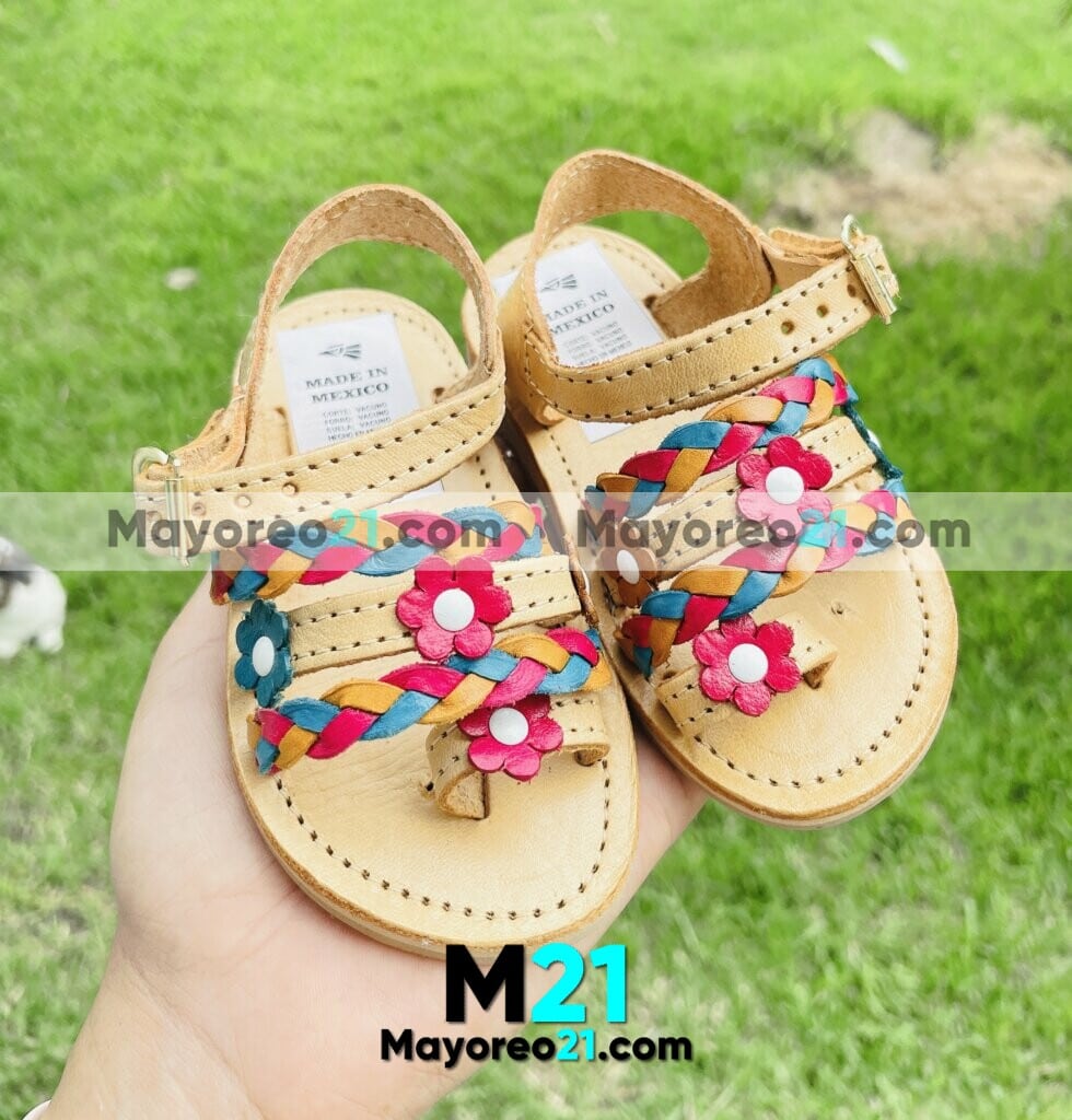 ze-00043- Huarache Infantil Tan con Trenzado de Colores y Flores de De Piel Calzado Fabricante Mayoreo