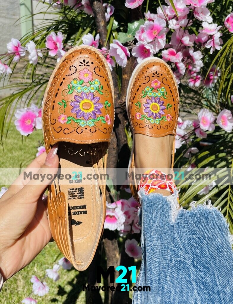 ZE-00057- Huaraches de Piso Mujer Nuez con Flores de Colores Bordadas de De Piel Calzado Fabricante Mayoreo