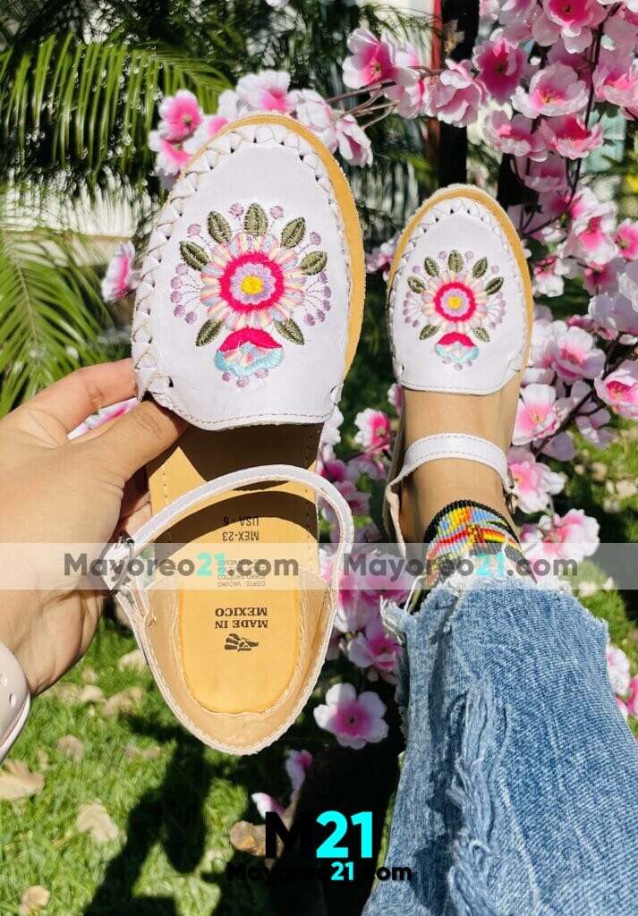 zn-00043- Huaraches de Piso Mujer Blanco con Bordado de Flor Multicolor de De Piel Calzado Fabricante Mayoreo